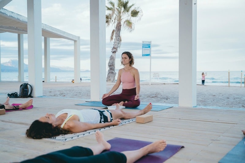 Clases de yoga Alicante playa