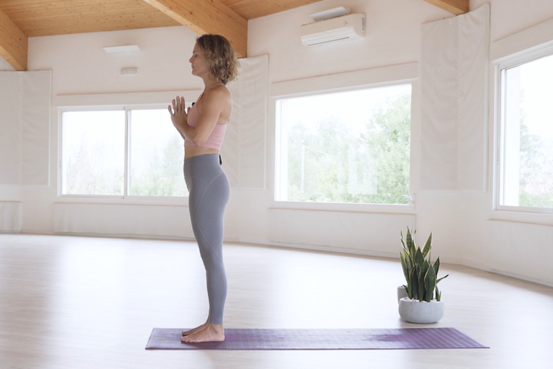 Yoga clases online Mayte de pie