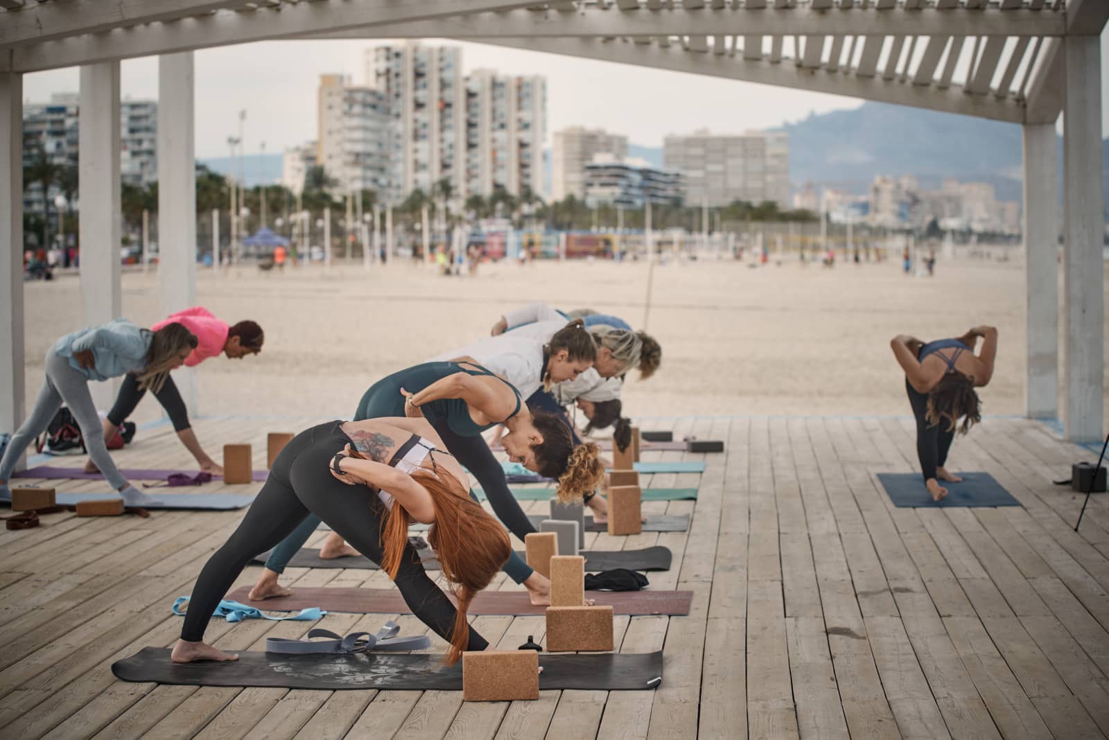 meditacion-playa-en-alicante-mayte-dando-clase-playa-gente